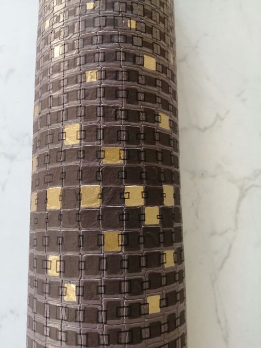 Rolo de papel de parede castanho e dourado quase novo