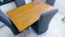 Mesa castanha com 6 cadeira