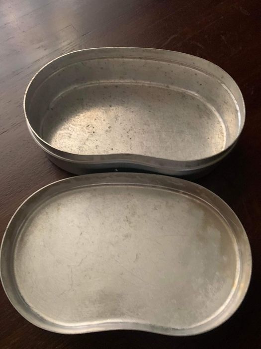 Stary aluminiowy pojemnik na kanapki