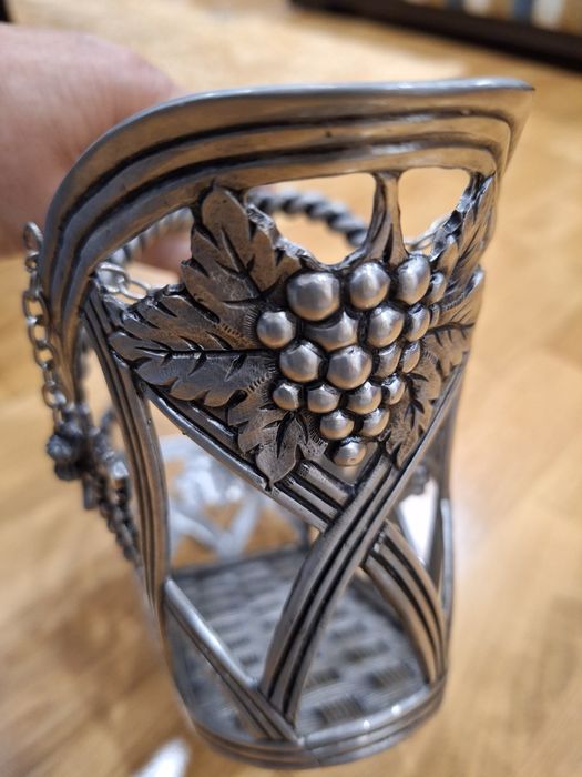 Suporte para garrafa em estanho