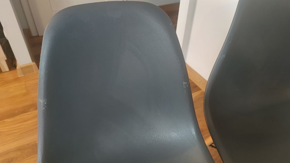 Drewniany stół z 4 krzesłami-rezerwacja