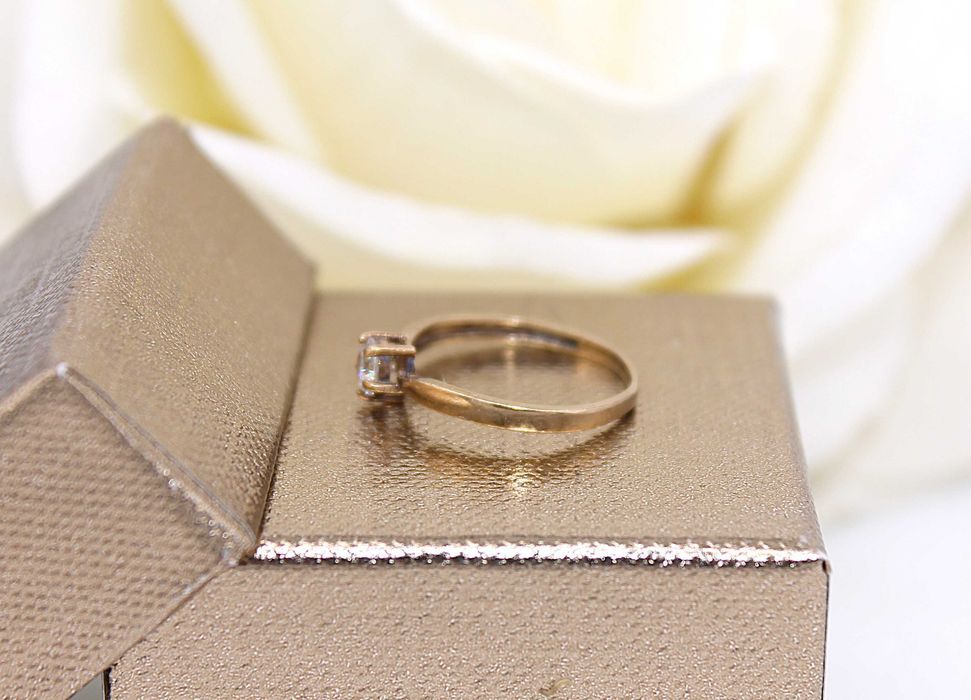 Złoty pierścionek p.333/0,91g z cyrkonią