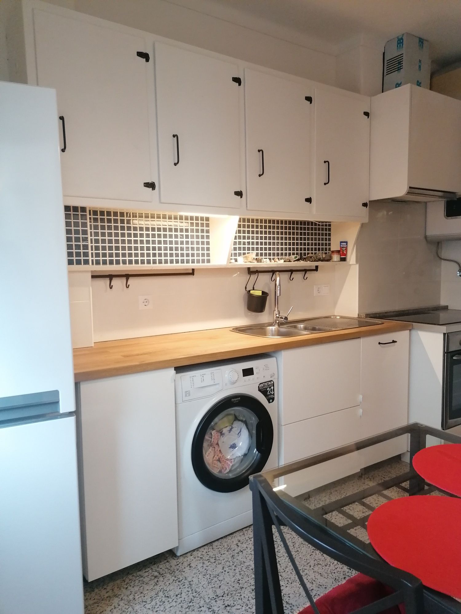 Partilho apartamento com jovens profissionais ou estudantes