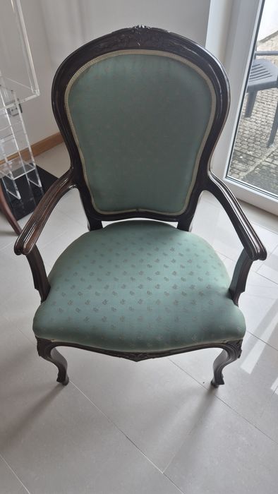 Cadeirao. São duas ,pode ser compradas em separados.  Muito bonitas es