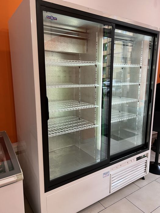 Szafę chłodniczą dwudrzwiową marki RAPA – model SCH-SR 1600.