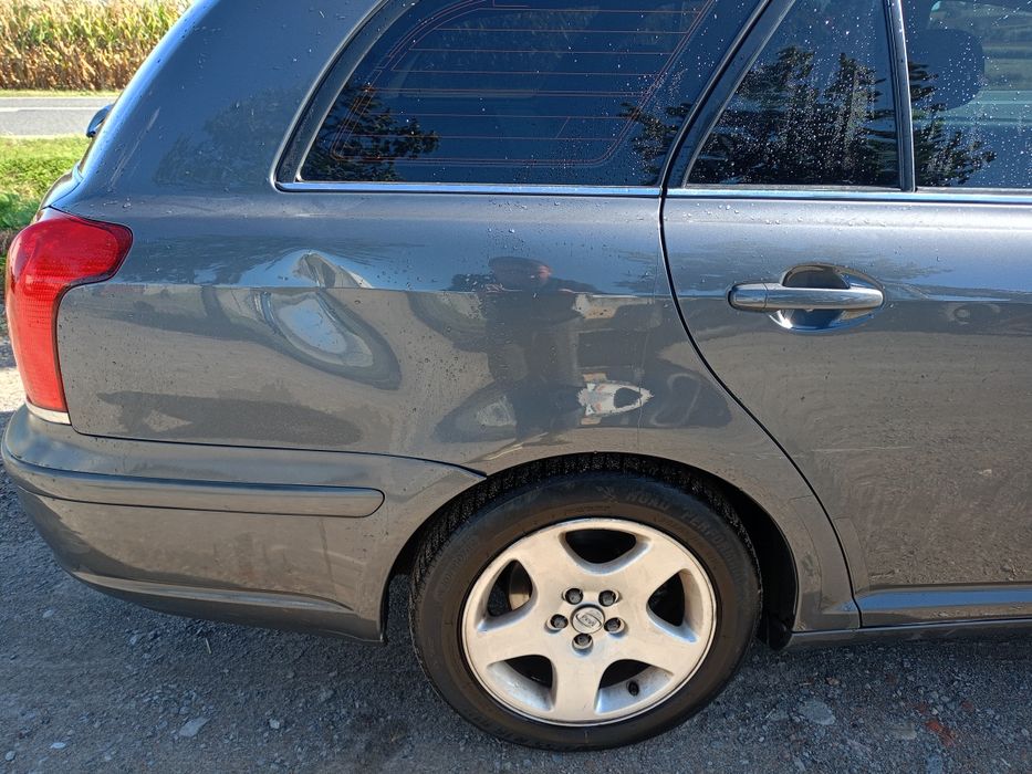 Sprzedam Toyotę Avensis t25