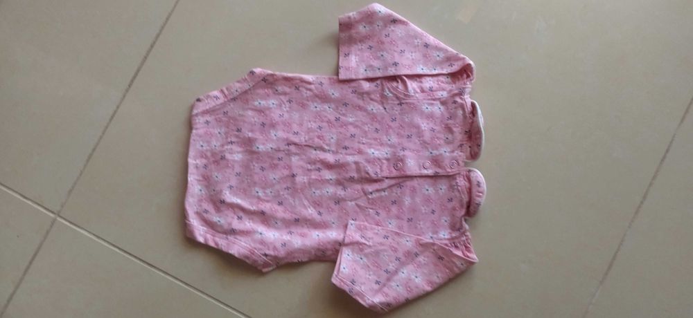 2 Bodys Rosa de Menina lindos tamanho 1-3 e 6-8 meses