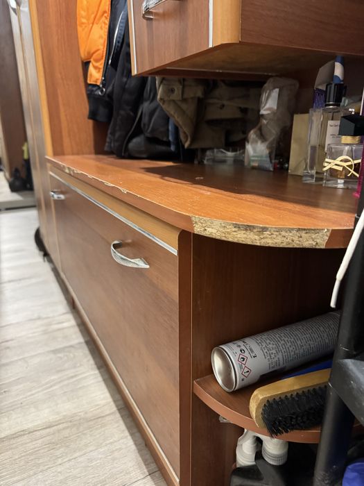 Прихожа з шафою та дзеркалом