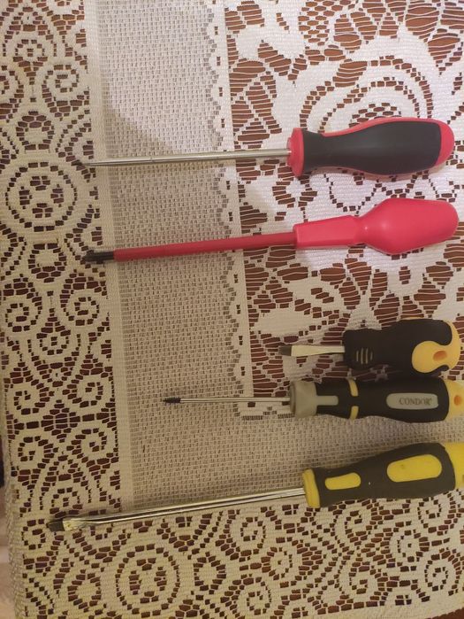 Śrubokręty płaskie i krzyżowe