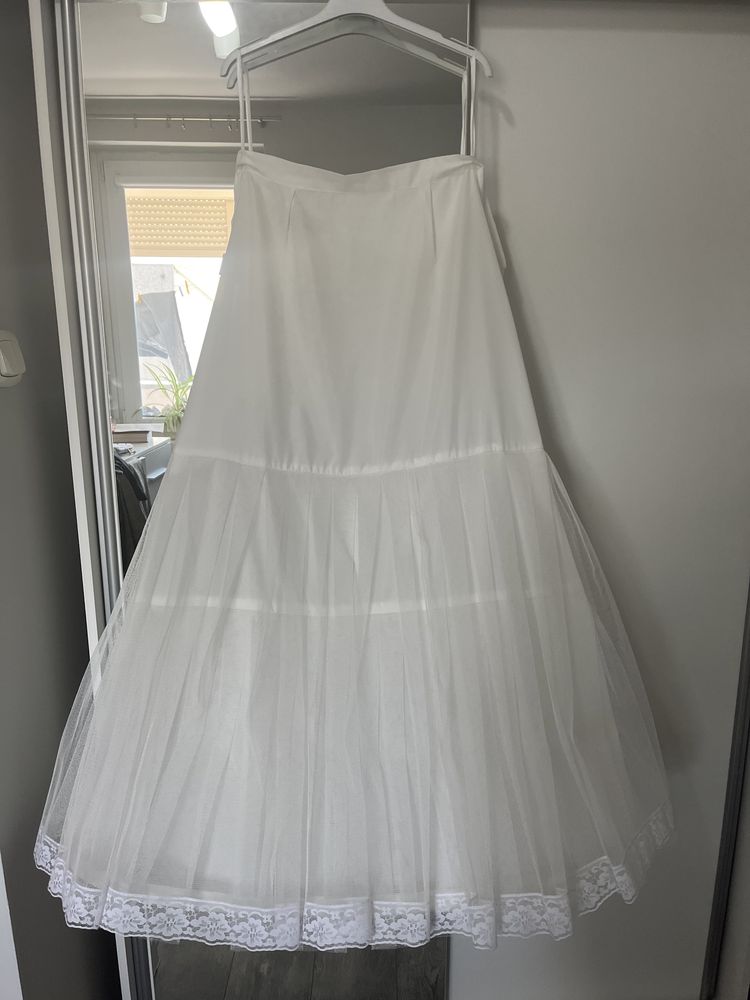 Piękna koronkowa suknia ślubna