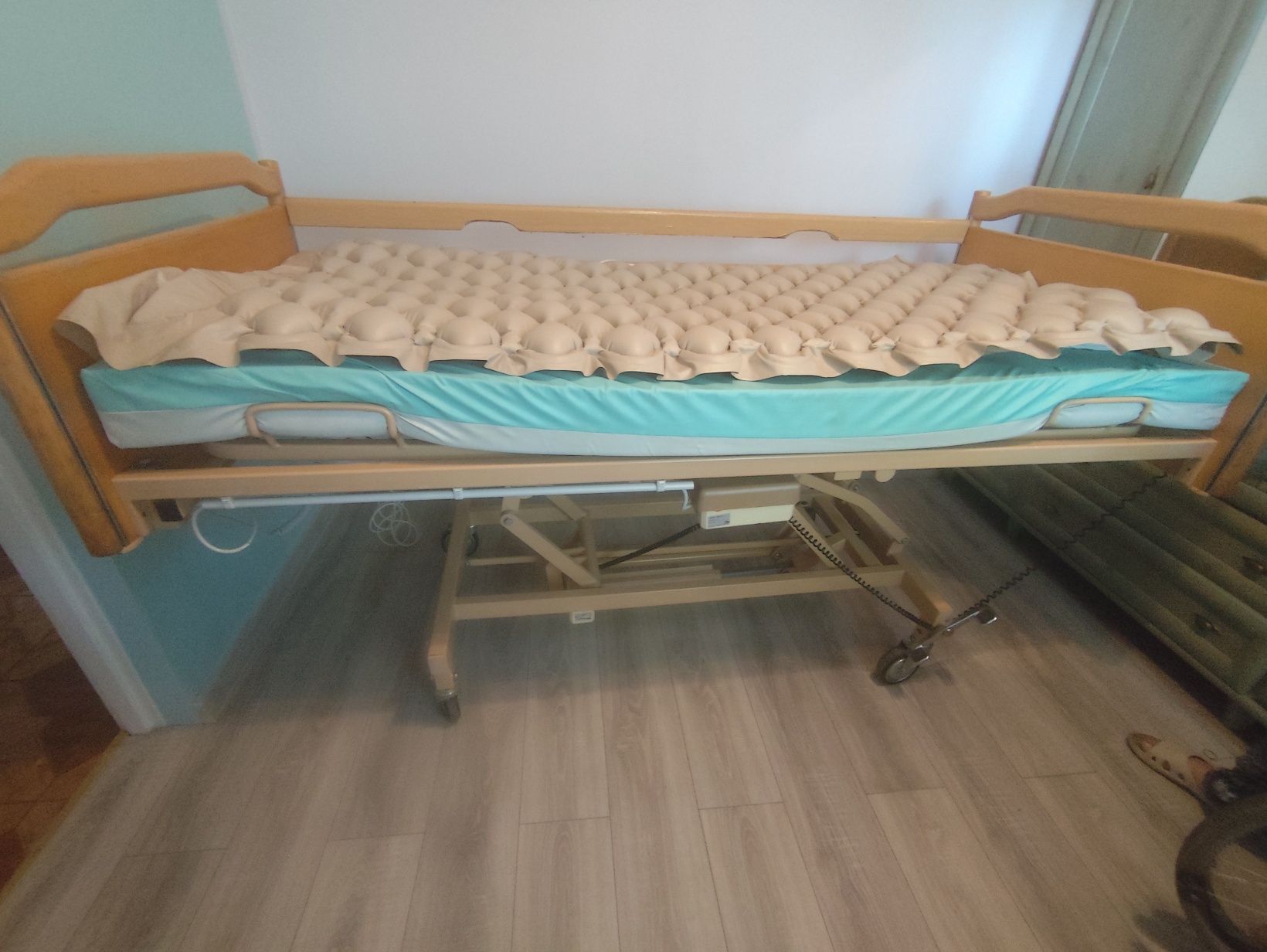 Łóżko rehabilitacyjne, materac zwykły i odlezynowy,