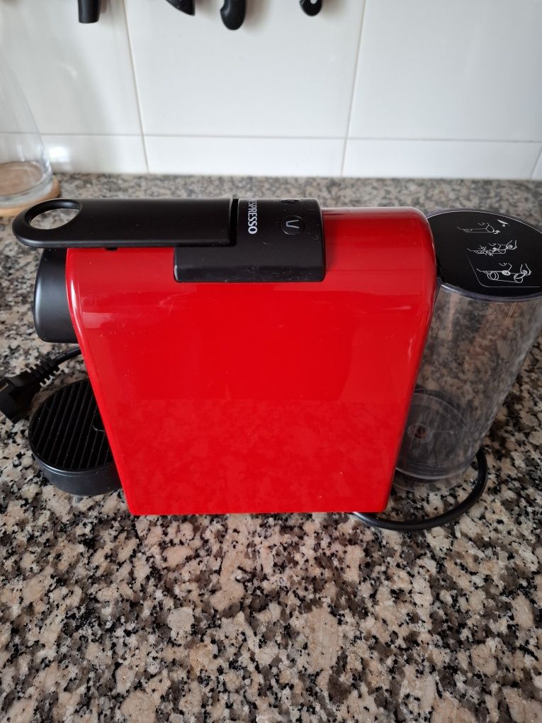 Cafeteira Nespresso com avaria.