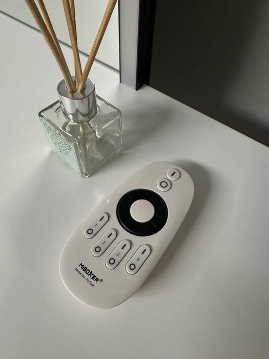 Sprzedam 2 stoliki do makijażu z podświetleniem – razem lub osobno!