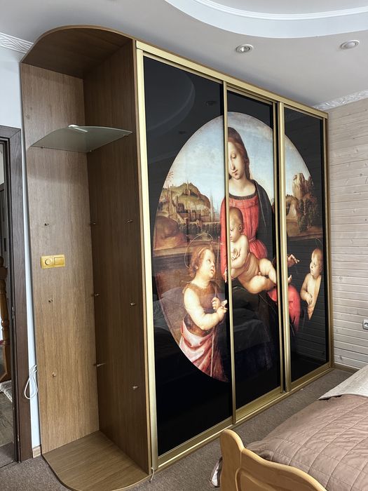 Шафа-купе,окремо стояча,дизайнерська