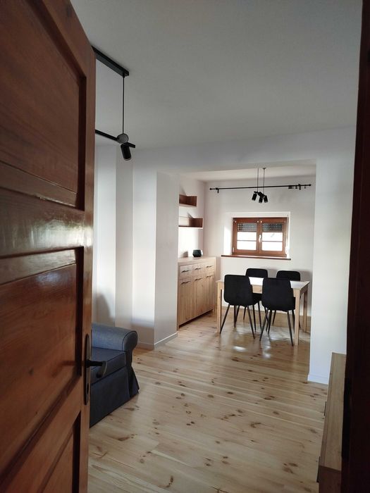 dom w zabudowie szeregowej: 3 pokoje, 2 łazienki, dobra lokalizacja