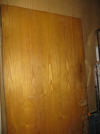 Продается деревянное дверное полотно.