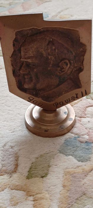 płaskorzeżba mosiężna Jan Paweł II wys 15cm sred 7cm szer 11
