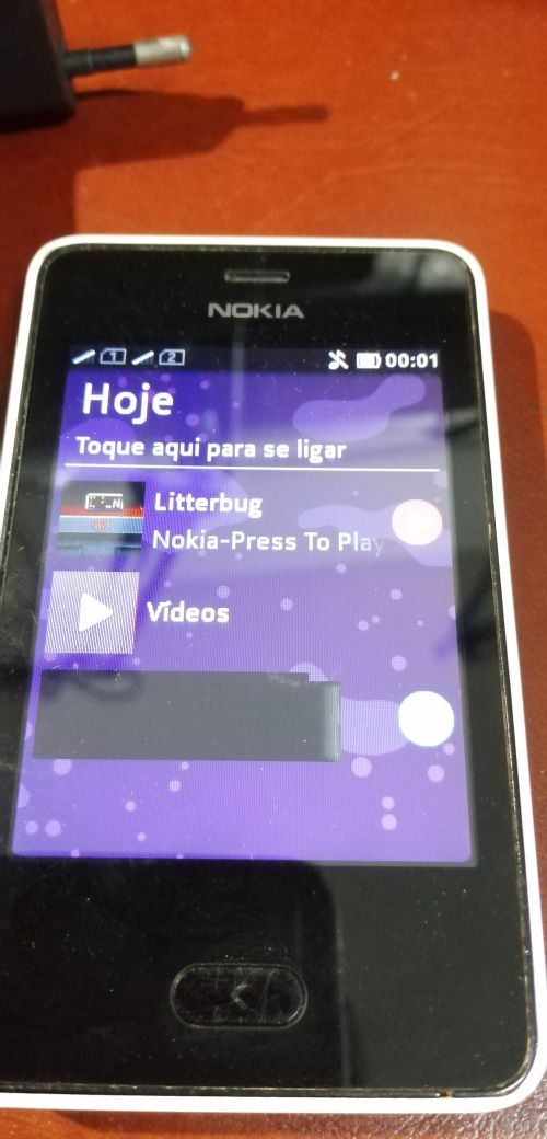 Telemóvel Nokia com carregador