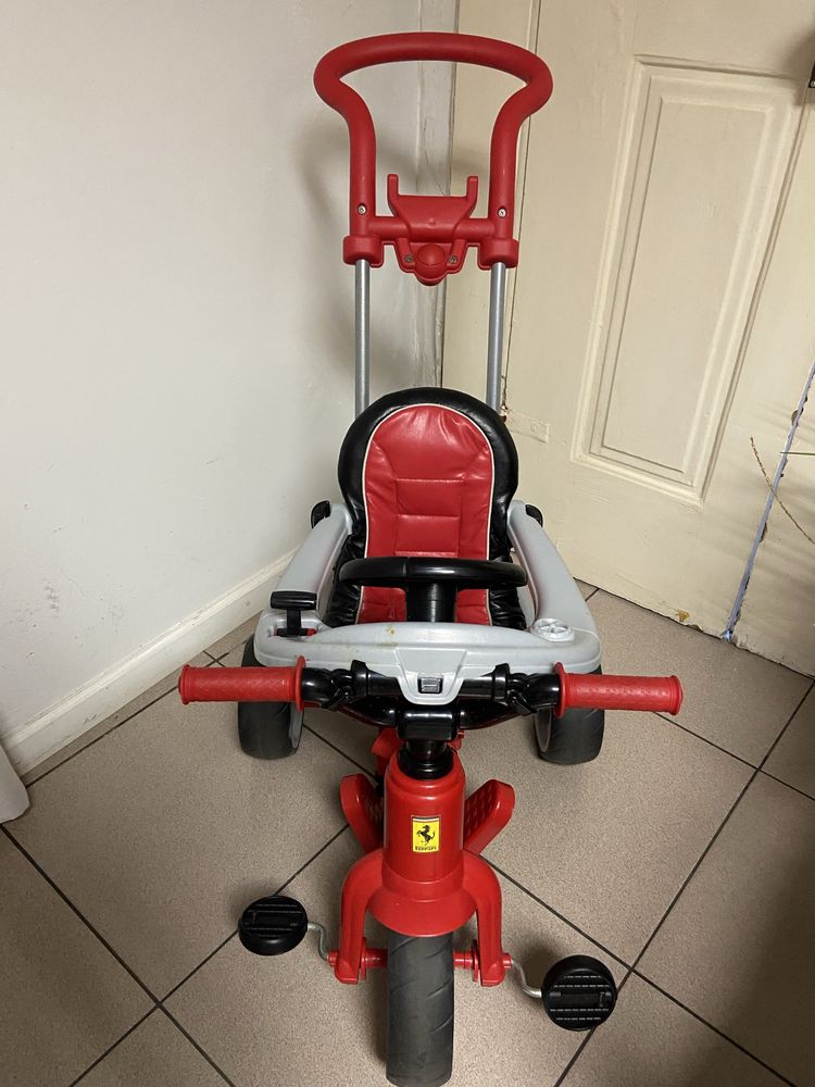 Triciclo de criança com pega como novo