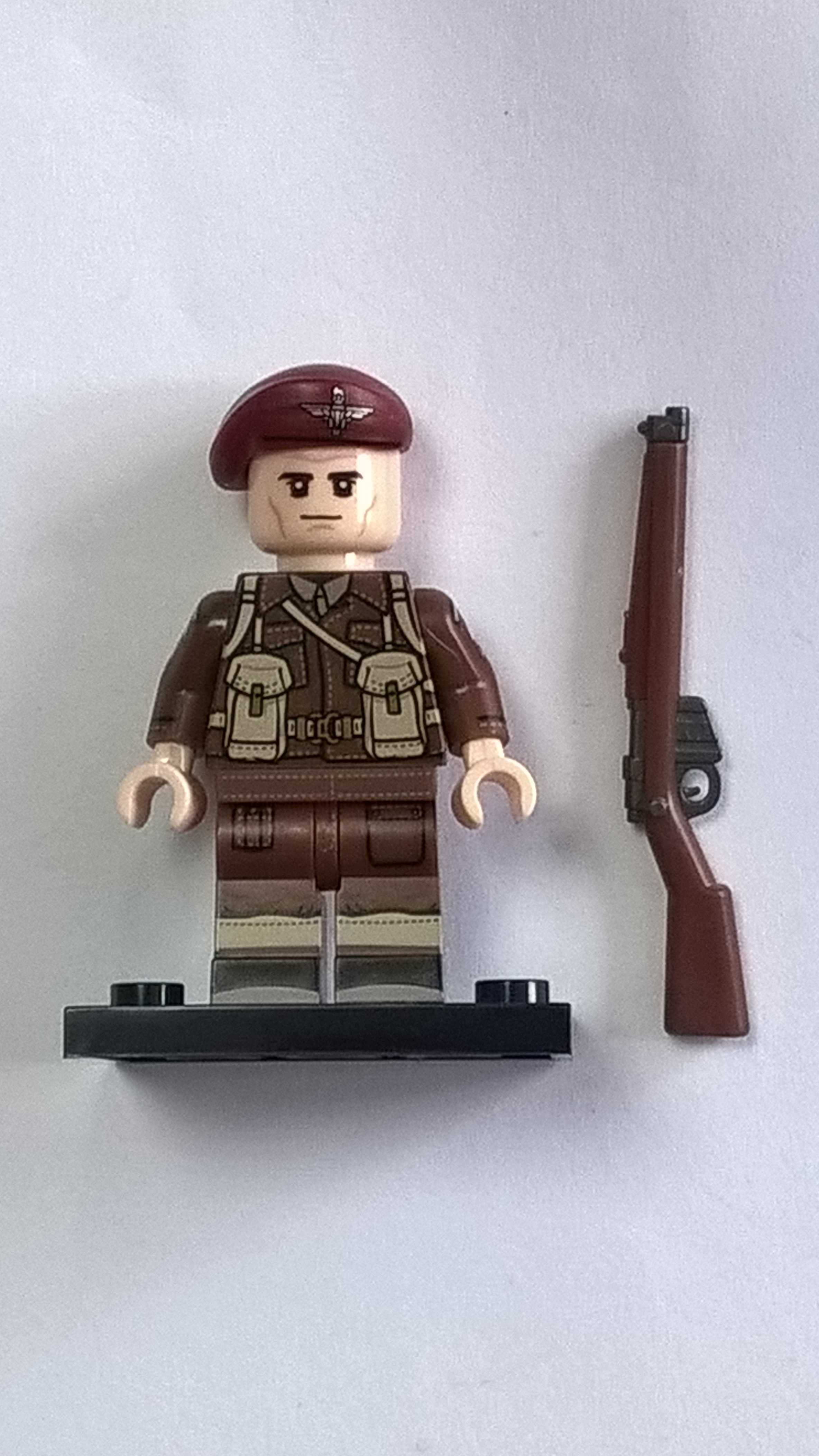 Figurka żołnierza brytyjskiego z br. 4 strony nadruk WW2 komp. z Lego