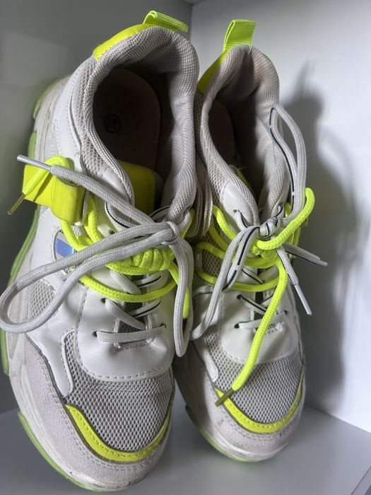 Sapatilhas brancas e verdes