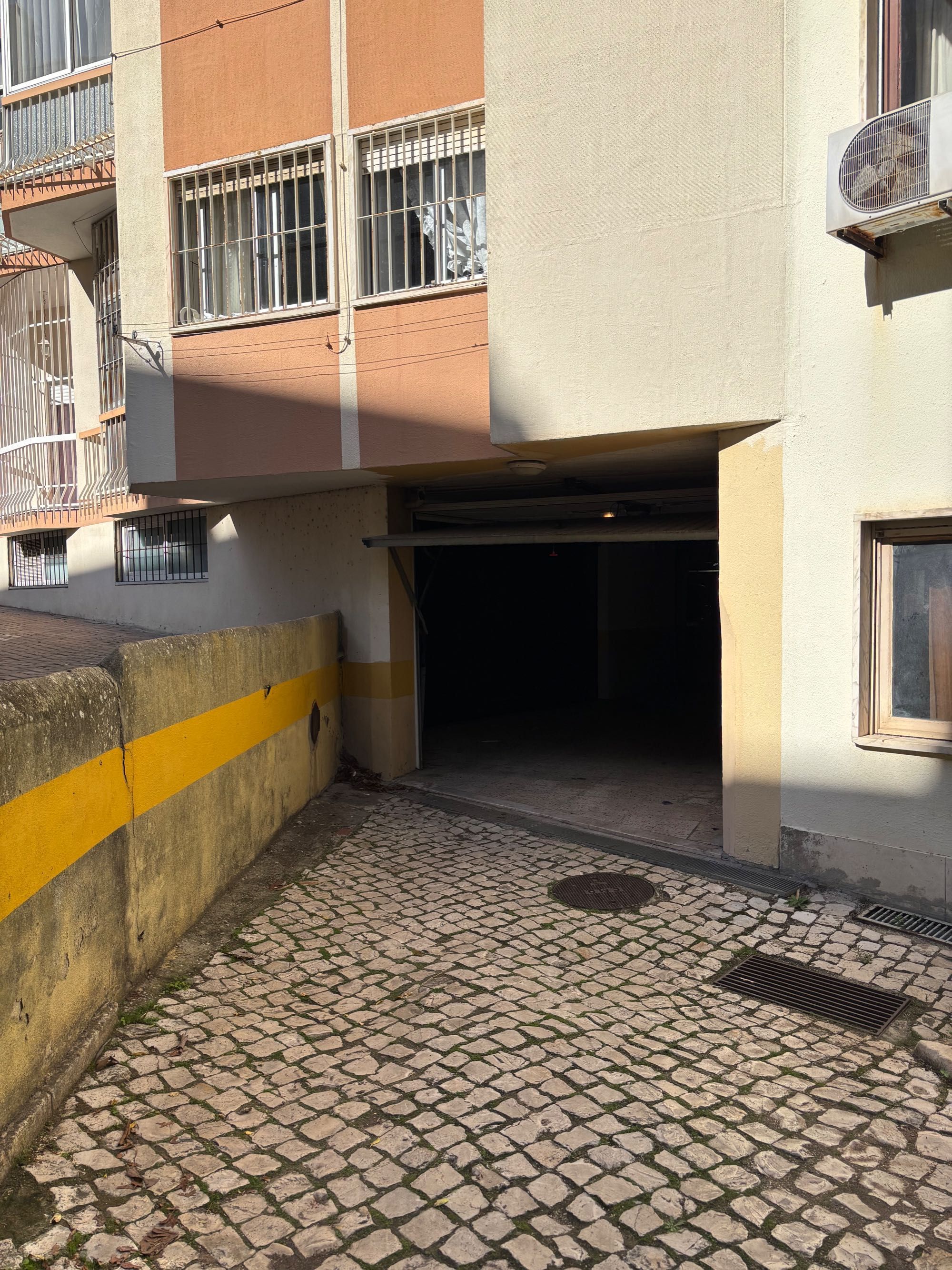 Estacionamento moto em garagem fechada