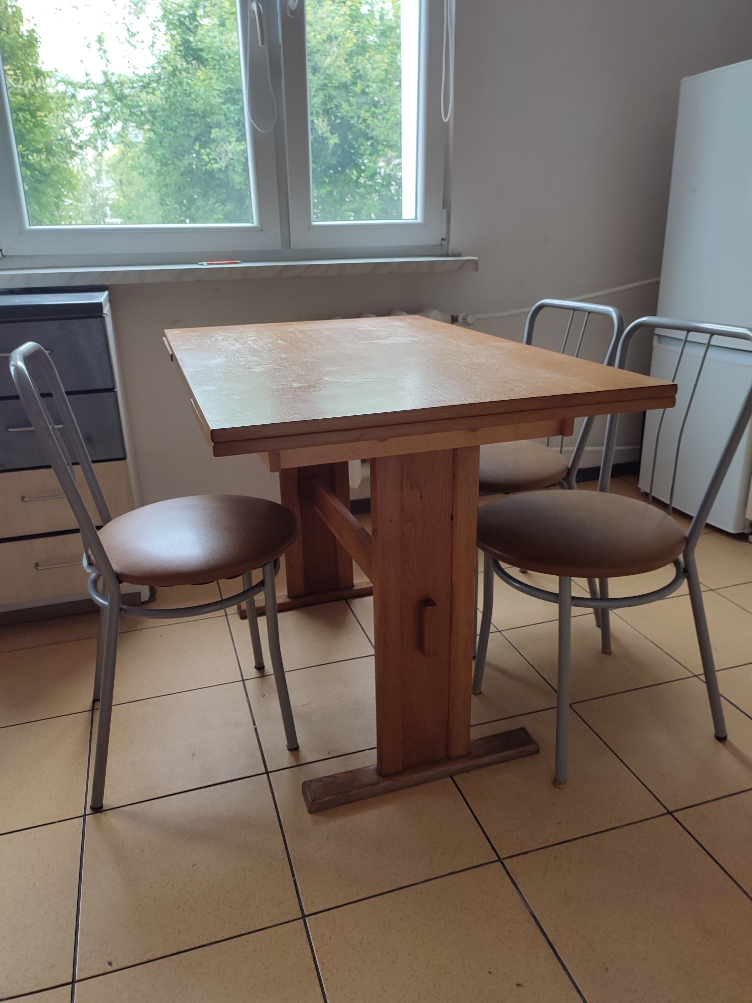 Rozkładany stół kuchenny + 3 krzesła