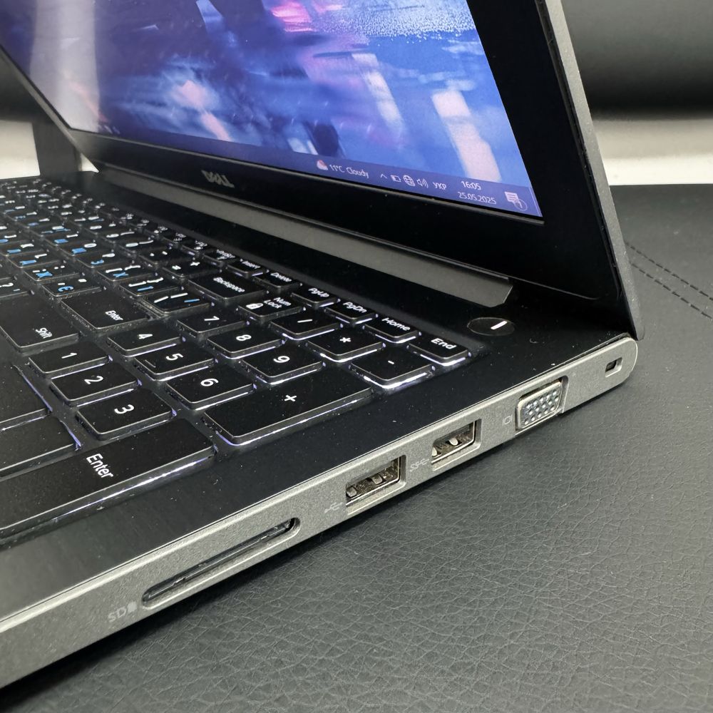 Ноутбук Dell Vostro 5568 (15,6” FHD/i5-7200U/8Gb/256GbSSD/АКБ 2-3 год)