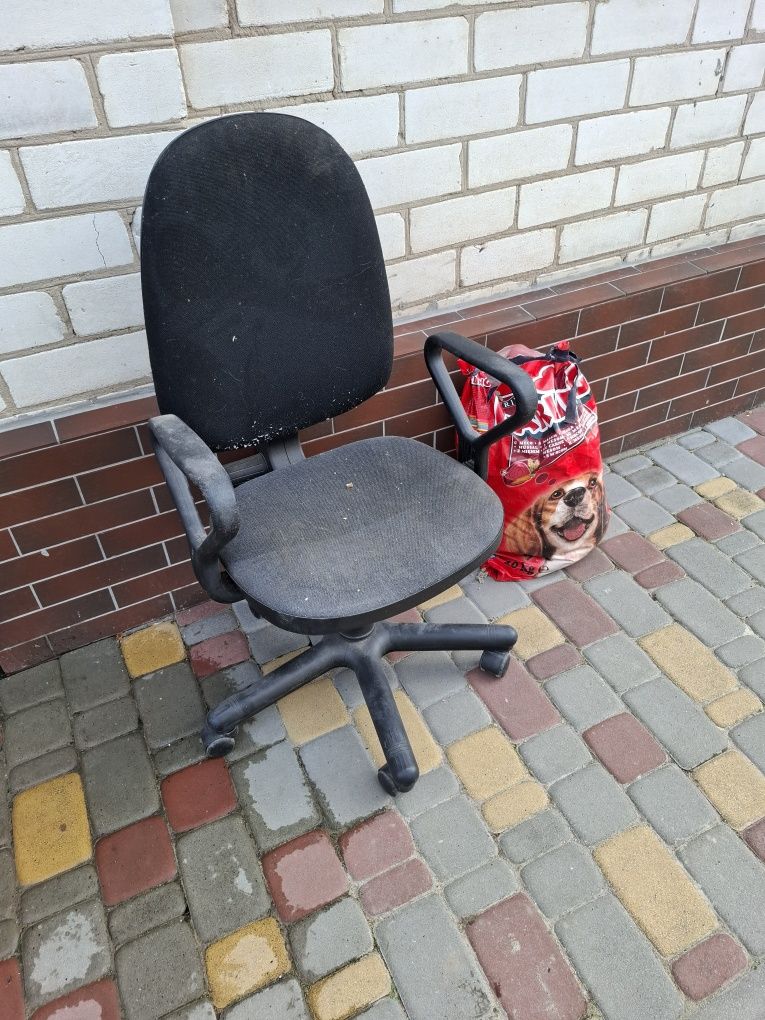 Стілець б.у старий.