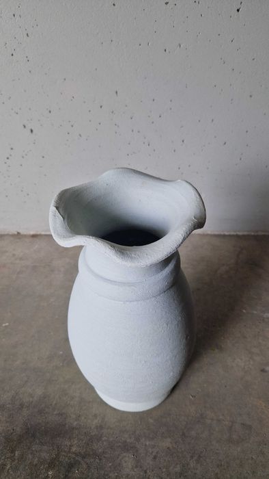 Jarra branca de cerâmica