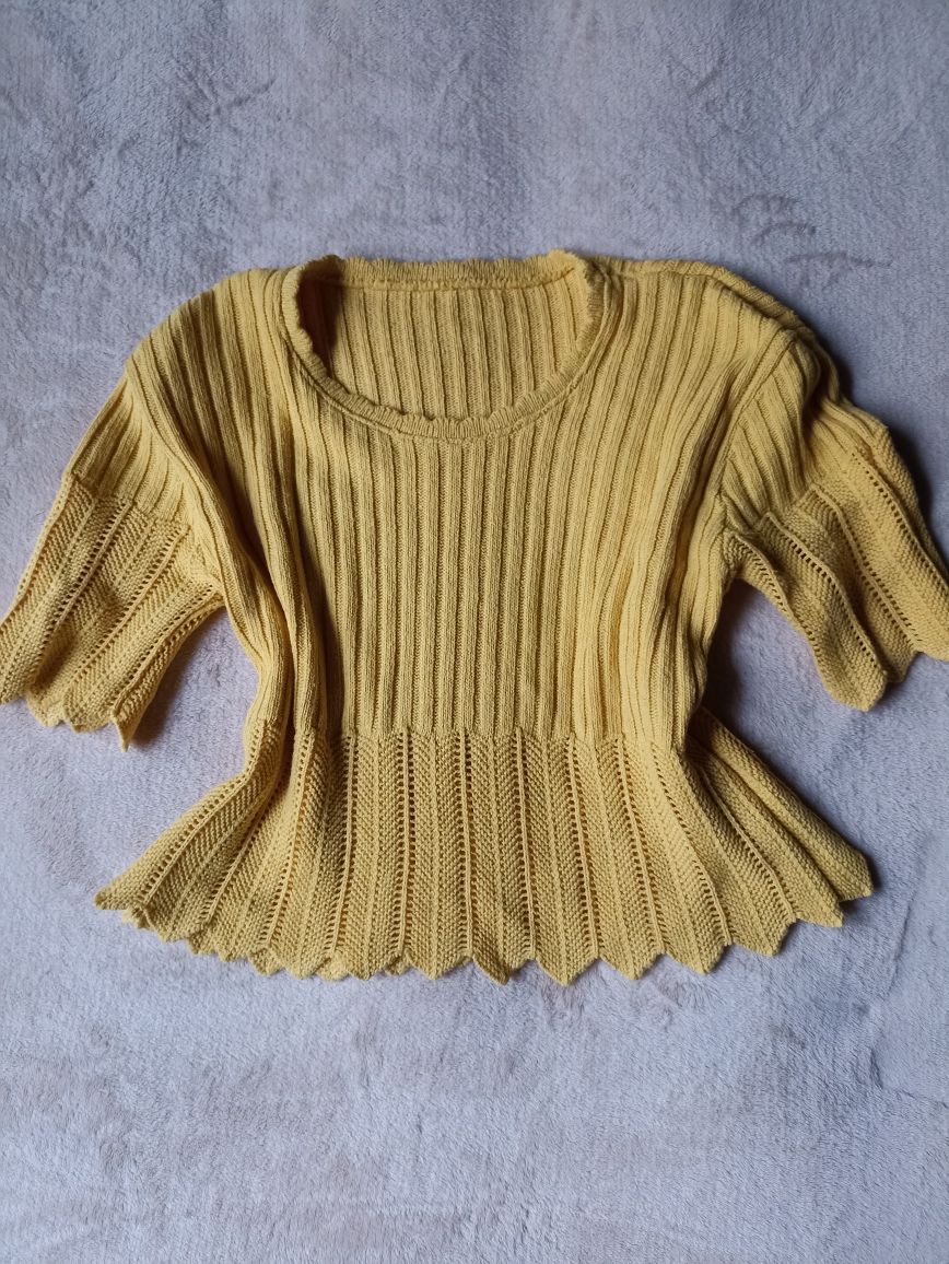 Żółty sweterek krótki