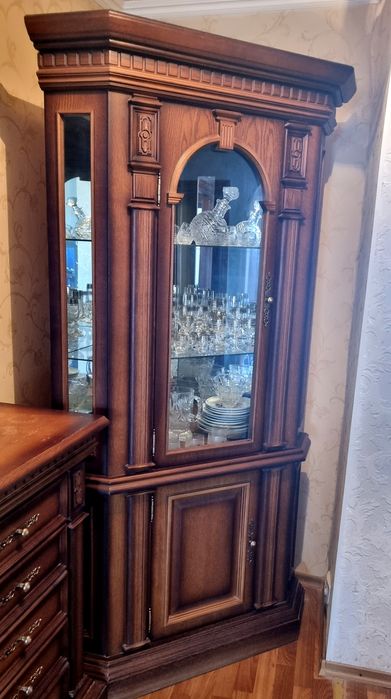 Вітрина кутова і пряма дерево