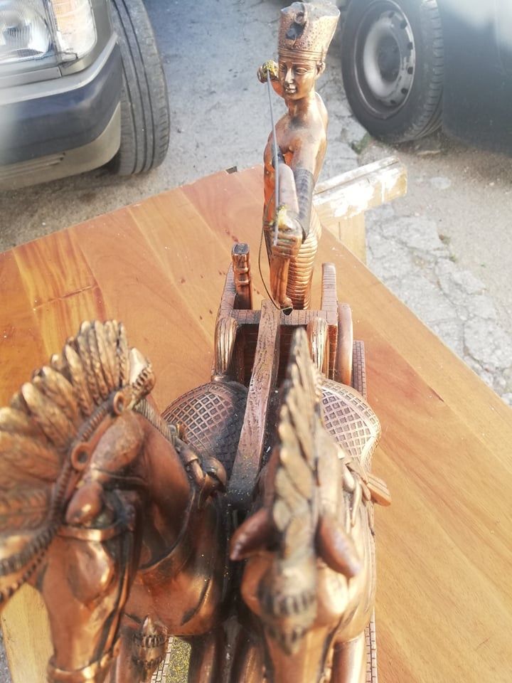 Peça em cobre com cavalos
