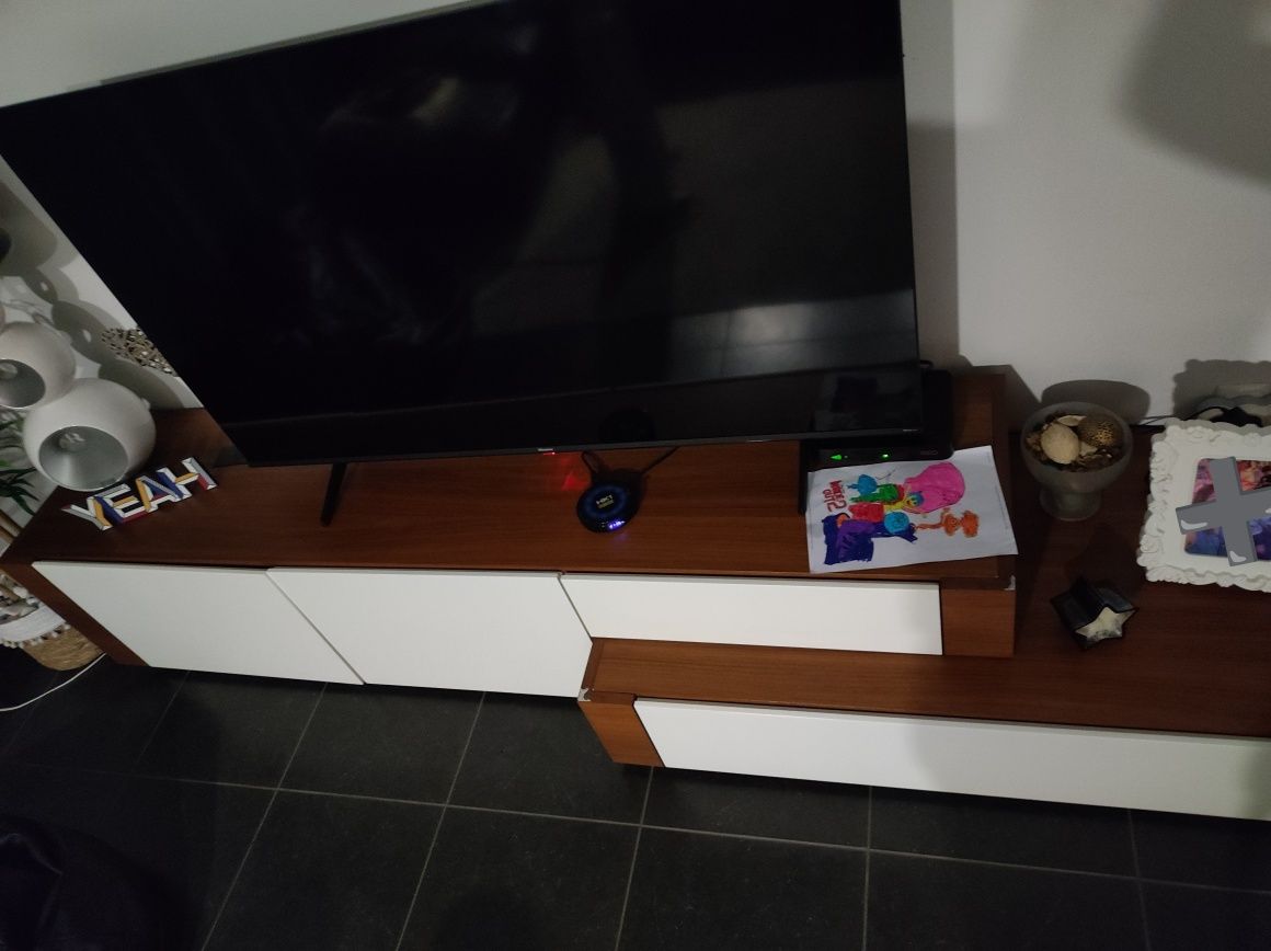 Móvel de sala em madeira maciça