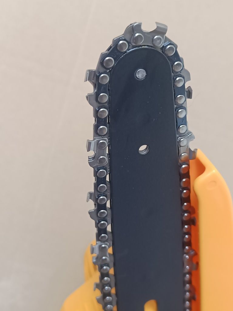 Mini piła łańcuchowa EUBSWA i 2 akumulatory 24V.