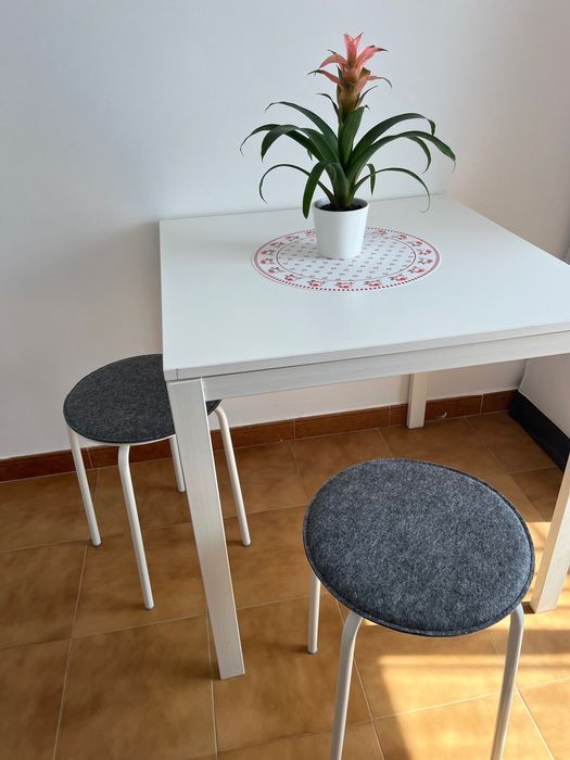 Mesa de Cozinha com bancos