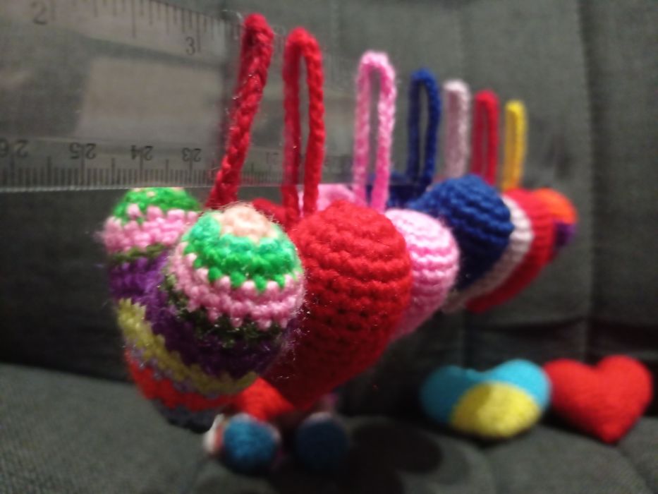 В'язані брелки серця жабка гусь капібаро