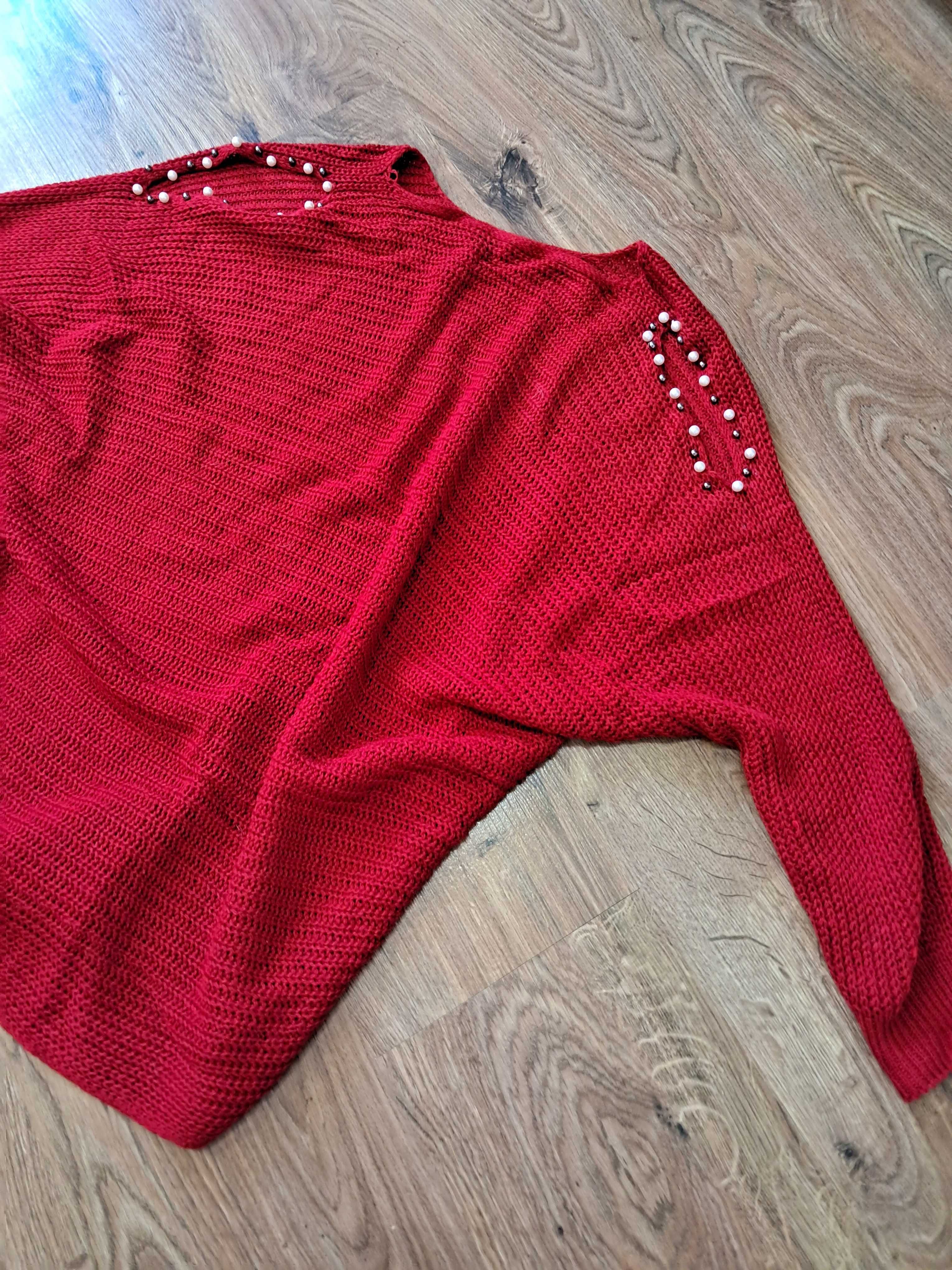 Czerwony sweter sweterek z perłami koralikami świąteczny na święta