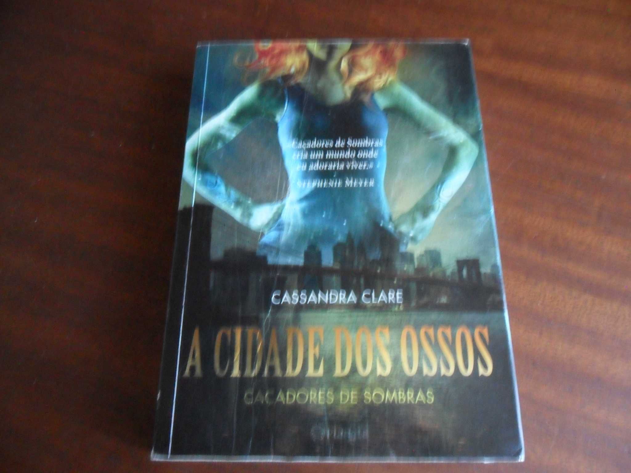 "A Cidade dos Ossos" - Caçadores de Sombras 1 de Cassandra Clare