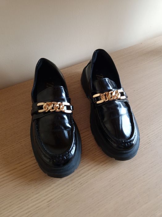 Loafersy lakierowane czarne złote łańcuchy Zara roz. 34