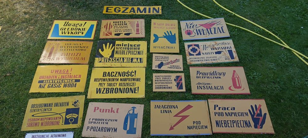 Stare metalowe tablice z PRL-u