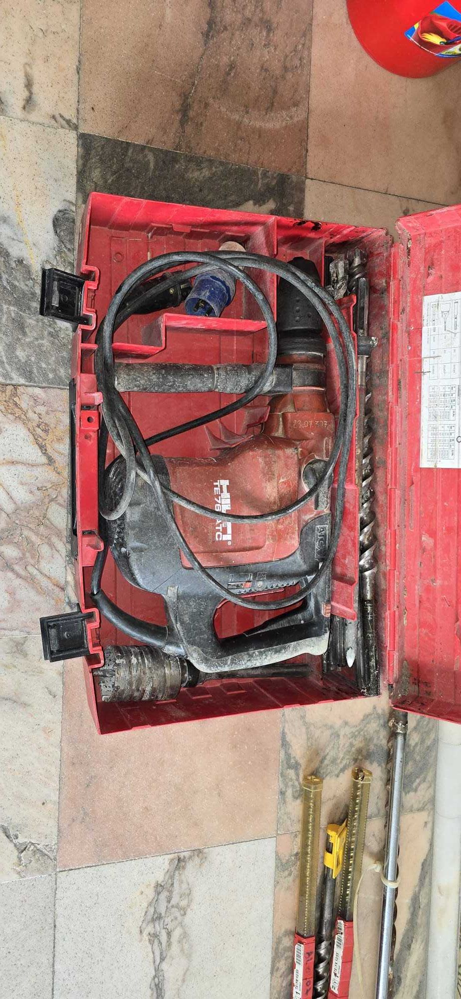 Martelo pneumático Hilti TE 76-ATC com 14 brocas