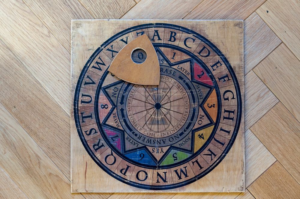 Ouija pendulum prezent spirytyzm wywoływanie duchów halloween gra plan