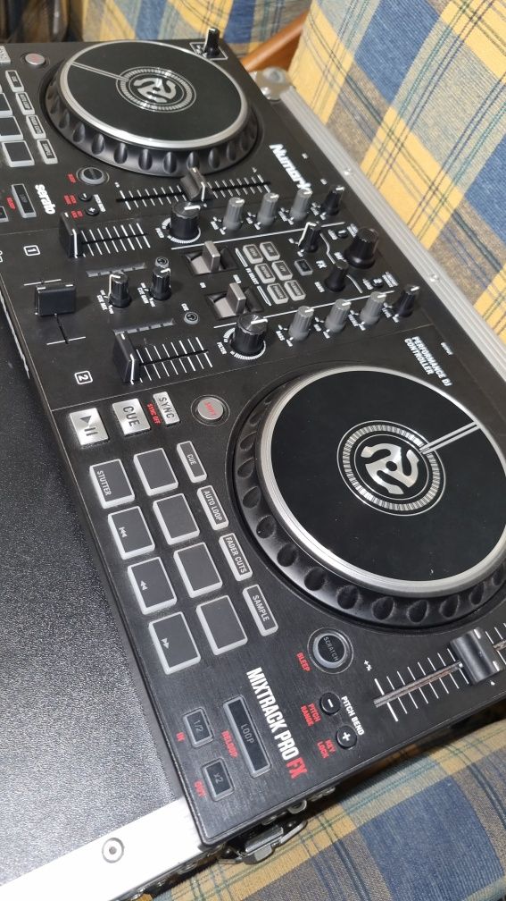 Controladora DJ Numark Mixtrack Pro FX + Numark Red Wave Carbon (Kit)