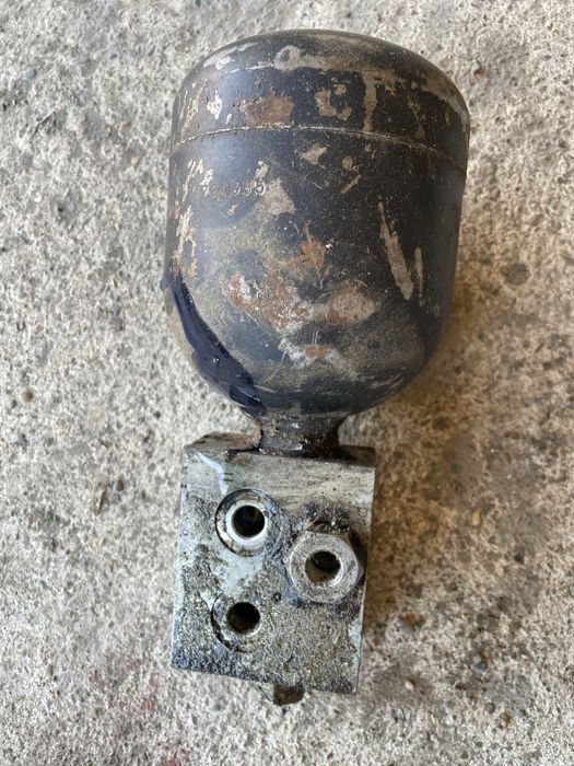 Гідроклапан з гідроакумулятором