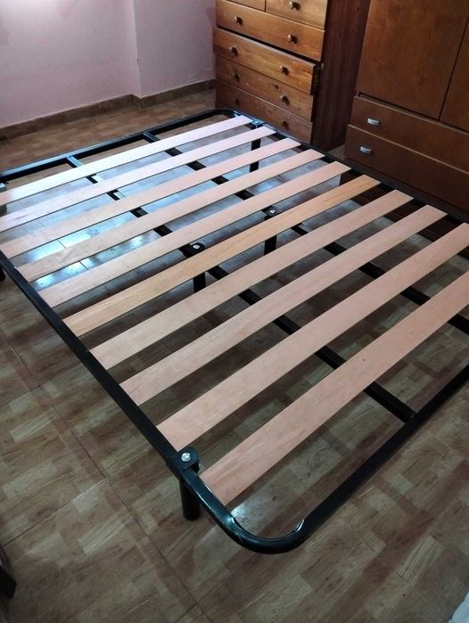 Estrado com pes como novo