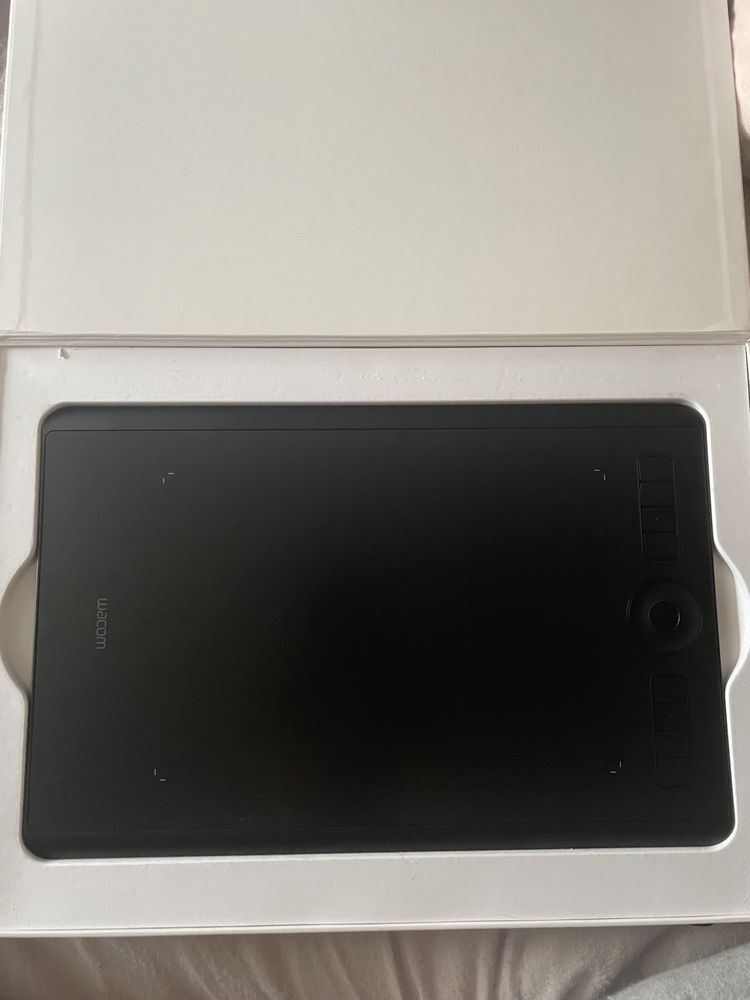 Графічний планшет Wacom Intuos Pro М практично новий