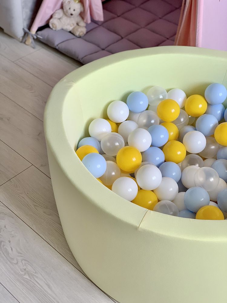 Сухий басейн з різнокольоровими кульками