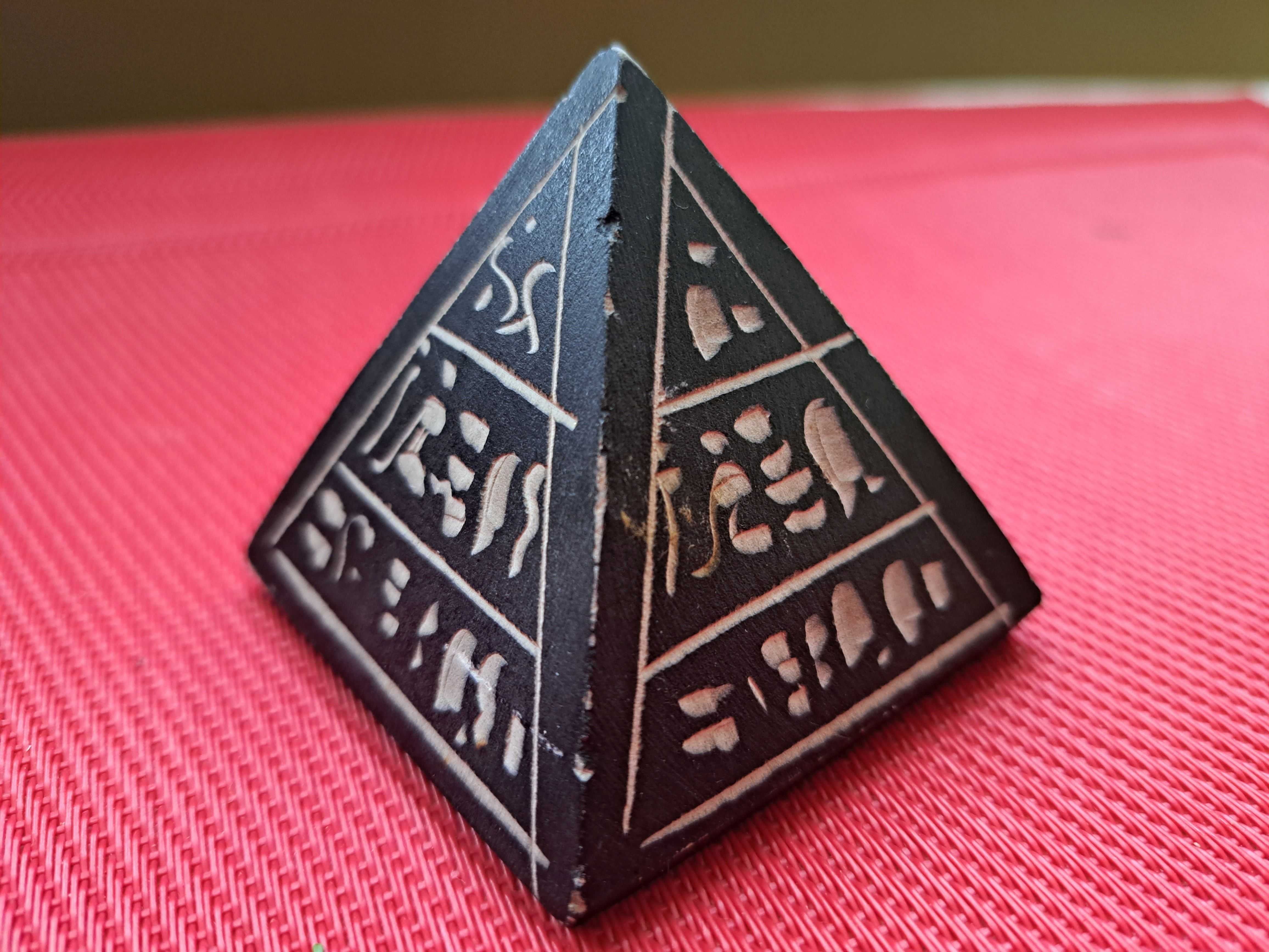 Piramida z Egiptu kamienna z hieroglifami