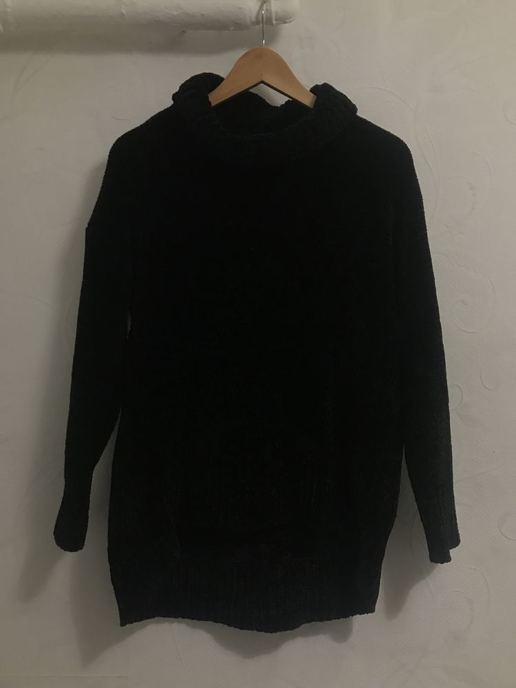 Чёрный свитер под горло